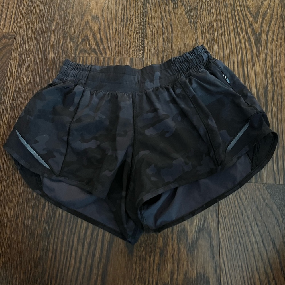 Lululemon hotty hot shorts 2.5”